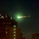 В сети расходится видео с похожим на падающий метеорит объектом над Москвой.