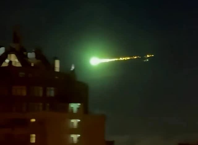 В сети расходится видео с похожим на падающий метеорит объектом над Москвой.