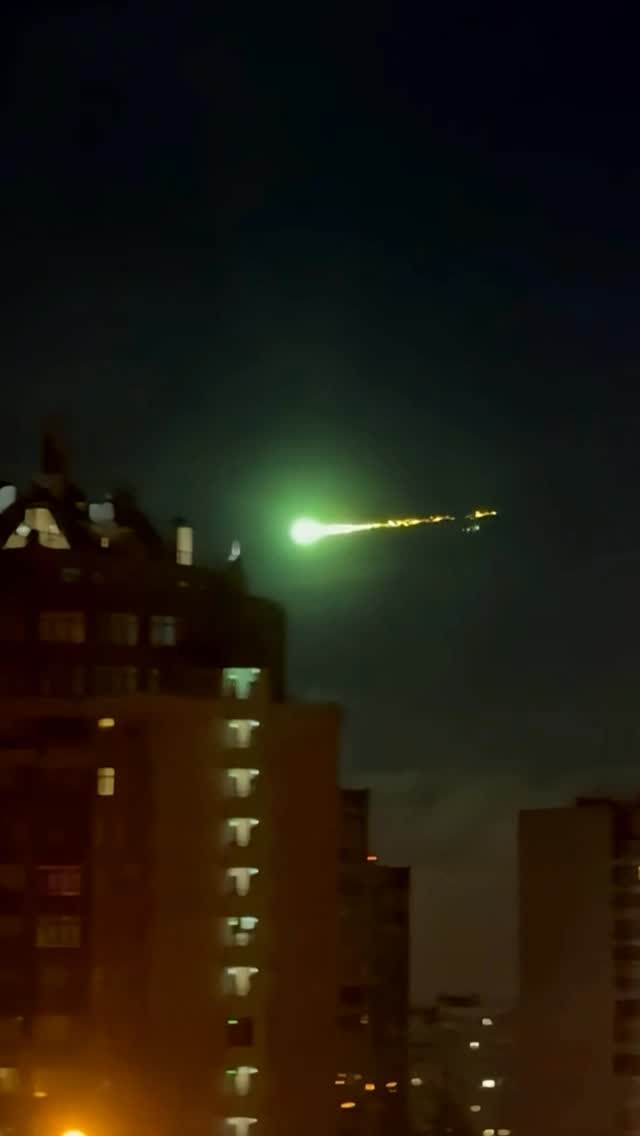 В сети расходится видео с похожим на падающий метеорит объектом над Москвой.