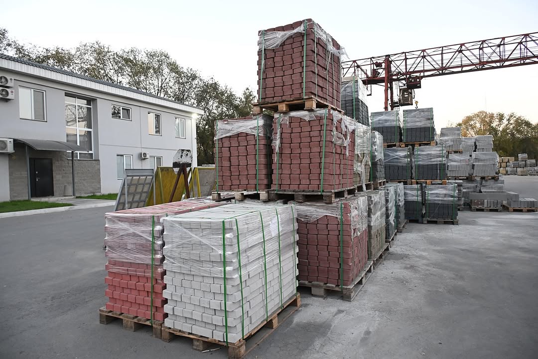 Поддержка местных производителей и единый стиль благоустройства — аким Алматы посетил предприятия и объекты Жетысуского …