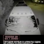 Камера видеонаблюдения, установленная у дома автора, зафиксировала паранормальное явление. Там на лобовом стекле автомоб…