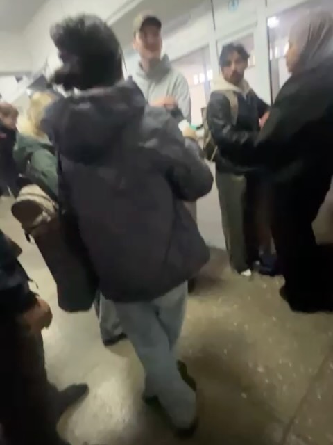 Здравствуйте. Это миграционный отдел полиции, бостандыкского района куда приезжают более 1000 иностранцев чтобы сдавать …