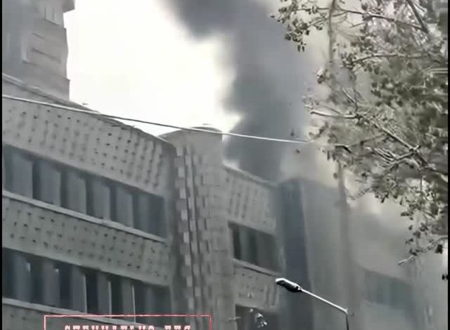 Пожар в центре города во время снегопада произошел в Алматы 😱