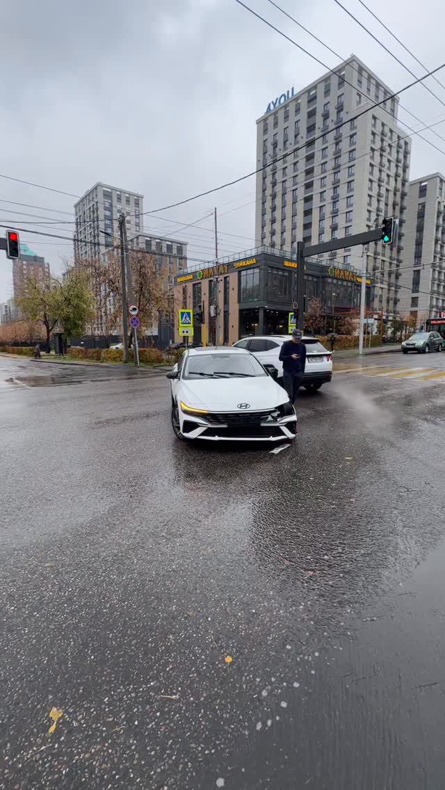 Водитель даже не признает своей вины просто нагло себя введет я ехал по главной дороге рядом со мной маленькая дочь он д…