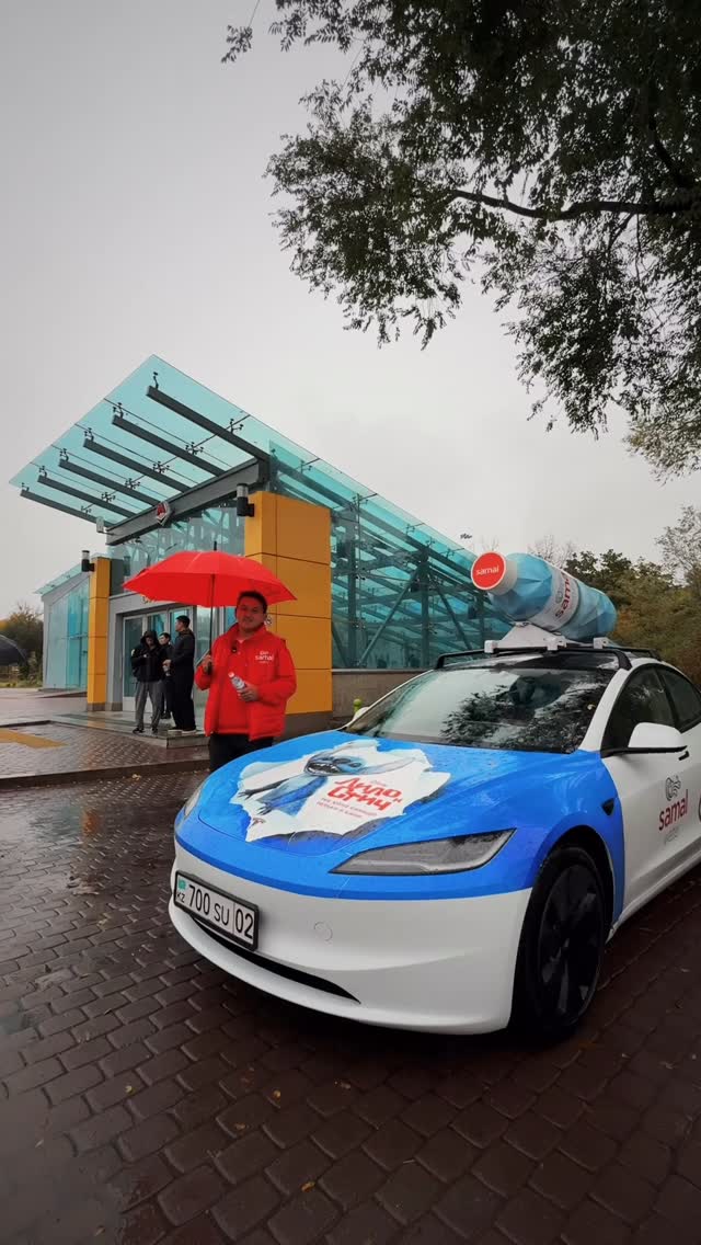 🌧 Жауынды күні Samal Water жылы көңіл сыйлайды! В дождливую погоду Samal Water дарила прохожим зонты и хорошее настроен…