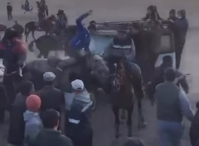 Во время кокпара водитель выехал на поле и сбил лошадей Во время проведения традиционной игры кокпар в Кызылорде произош…